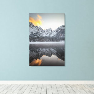Zonsondergangswolken boven bergen bij het Fusine-m Canvas Afdruk