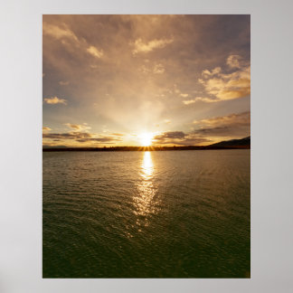 Zonsopgang aan de Lago Argentino in Patagonië Poster