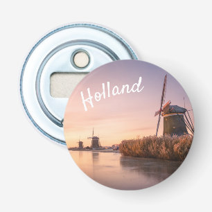 Zonsopgang boven bevroren rivier met windmolens en button flesopener