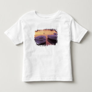 Zonsopgang boven de haven van Stari Grad met visse Kinder Shirts