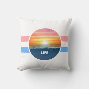 Zonsopgang boven de oceaan en pasteltinten strepen kussen