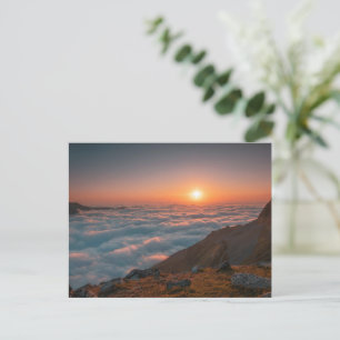 Zonsopgang boven de zee van wolken ansichtkaart feestdagenkaart