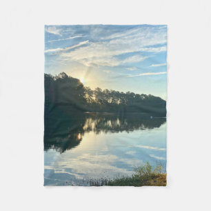 Zonsopgang boven een Georgisch meer Fleece Deken