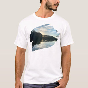 Zonsopgang boven een Georgisch meer T-shirt