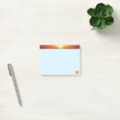 Zonsopgang en zeester op lichtblauw post-it® notes (Kantoor)