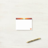 Zonsopgang, kalligrafie en zeester op wit post-it® notes (Op bureau)