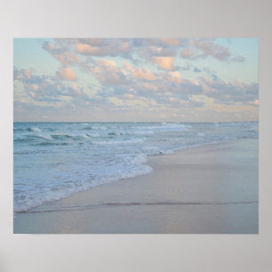 Zonsopgang op het strand boven rustig water Artist Poster