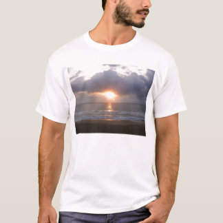 zonsopgang op het strand t-shirt