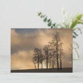 Zonsopgang op wolken en bomen bedankkaart (Staand voorkant)