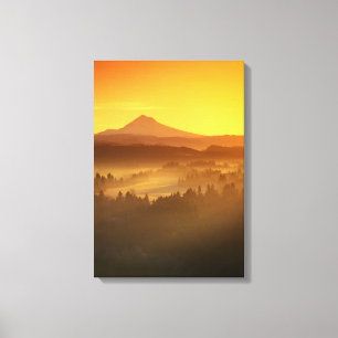 Zonsopgang oranje kleurt de mist in de vallei in canvas afdruk