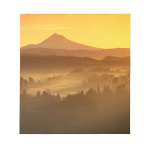 Zonsopgang oranje kleurt de mist in de vallei in notitieblok