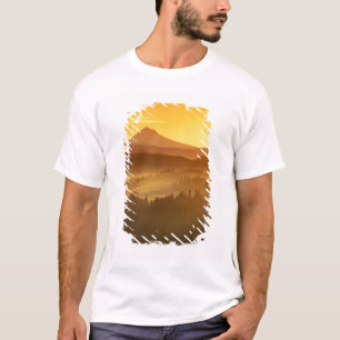 Zonsopgang oranje kleurt de mist in de vallei in t-shirt