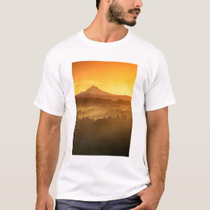 Zonsopgang oranje kleurt de mist in de vallei in t-shirt