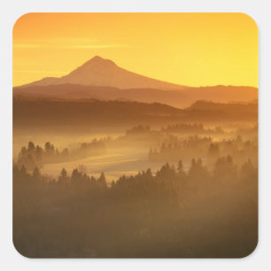 Zonsopgang oranje kleurt de mist in de vallei in vierkante sticker
