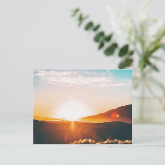 zonsopgang over de berg feestdagenkaart (Staand voorkant)