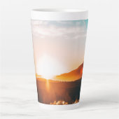 zonsopgang over de berg latte mok (Voorkant)