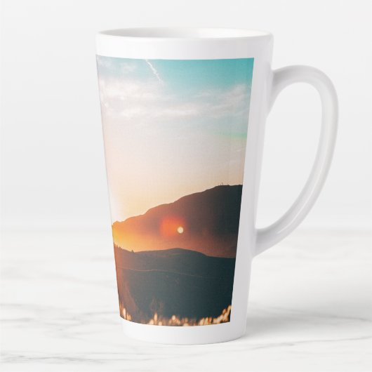 zonsopgang over de berg latte mok (Rechts)