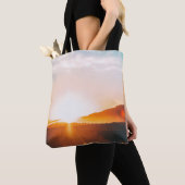zonsopgang over de berg tote bag (Dichtbij)