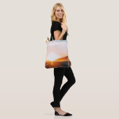 zonsopgang over de berg tote bag (Op model)