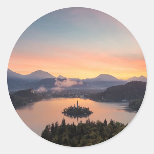 Zonsopgang over Lake Bled rond sticker (Voorkant)