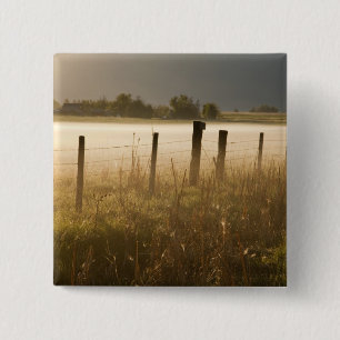 Zonsopgang verlicht mist langs hek bij Charlo Vierkante Button 5,1 Cm