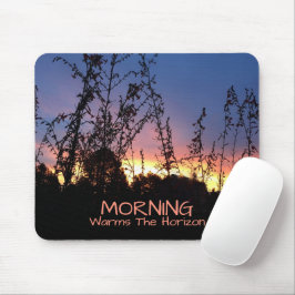 Zonsopgang Verwarmt De Horizon Tussen Wilde Bloem Muismat