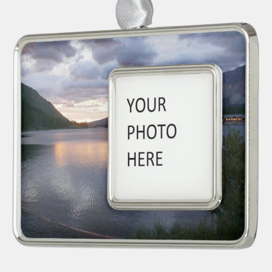 Zonsopkomst bij Swiftcurrent Lake I Verzilverd Omlijst Ornament (Links)