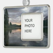 Zonsopkomst bij Swiftcurrent Lake II Verzilverd Omlijst Ornament (Links)