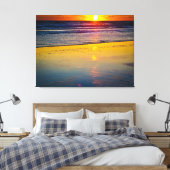 Zonsopkomst boven de oceaan & Reflected on Beach Canvas Afdruk (Insitu (Slaapkamer))