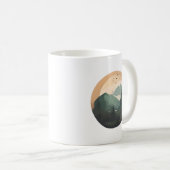 Zonsopkomst boven de pieken: een rustige bergscène koffiemok (Voorkant rechts)