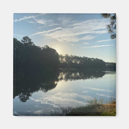 Zonsopkomst boven een meer van Georgia Magneet (Voorkant)