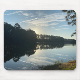 Zonsopkomst boven een meer van Georgia Muismat