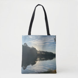 Zonsopkomst boven een meer van Georgia Tote Bag