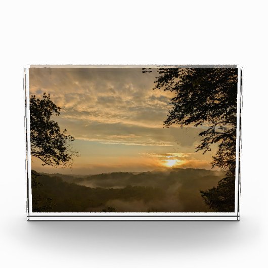 Zonsopkomst boven een mistige vallei fotoblokken (Voorkant)