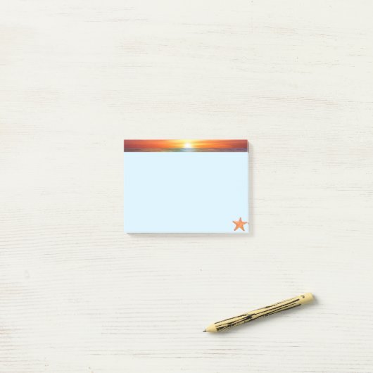 Zonsopkomst en zee op lichtblauw post-it® notes (Op bureau)