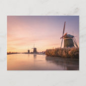 Zonsopkomst over bevroren rivier met windmolens en briefkaart (Voorkant)