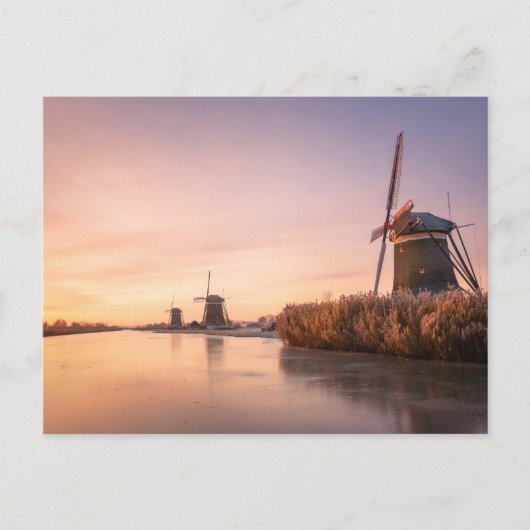 Zonsopkomst over bevroren rivier met windmolens en briefkaart (Voorkant)