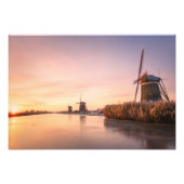 Zonsopkomst over bevroren rivier met windmolens en foto afdruk (Voorkant)