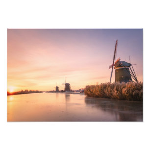 Zonsopkomst over bevroren rivier met windmolens en foto afdruk