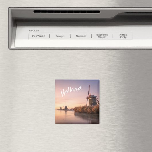 Zonsopkomst over bevroren rivier met windmolens en magneet (Insitu (Vaatwasser))