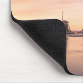 Zonsopkomst over bevroren rivier met windmolens en muismat (Hoek)