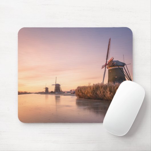 Zonsopkomst over bevroren rivier met windmolens en muismat (Met muis)