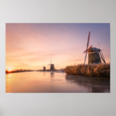 Zonsopkomst over bevroren rivier met windmolens en poster (Voorkant)