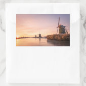 Zonsopkomst over bevroren rivier met windmolens en rechthoekige sticker (Tas)