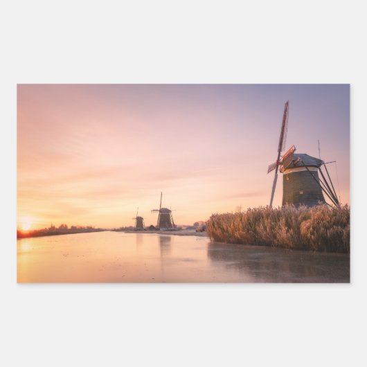 Zonsopkomst over bevroren rivier met windmolens en rechthoekige sticker (Voorkant)