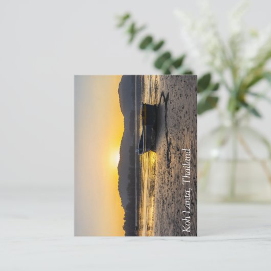 Zonsopkomst over een boot op het strand, Koh Lanta Briefkaart (Staand voorkant)