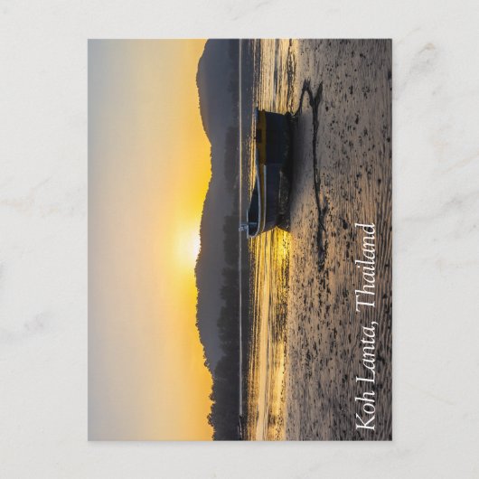 Zonsopkomst over een boot op het strand, Koh Lanta Briefkaart (Voorkant)