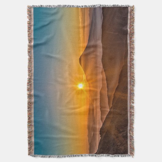 Zonsopkomst tussen de heuvels deken (Voorkant Verticaal)