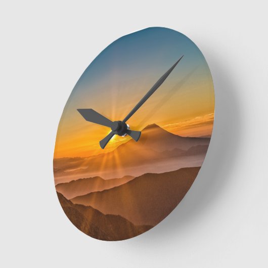 Zonsopkomst tussen de heuvels ronde klok (Hoek)