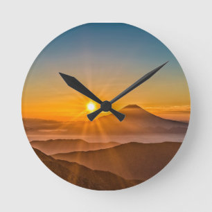 Zonsopkomst tussen de heuvels ronde klok